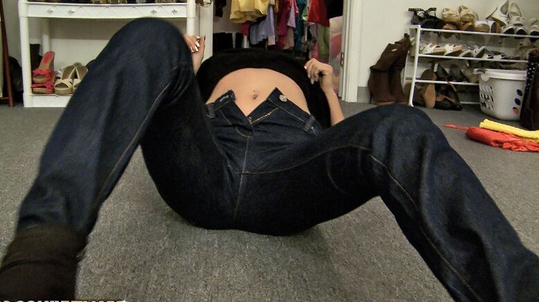 16P Asiática cachonda quitándose los jeans y masturbándose el coño