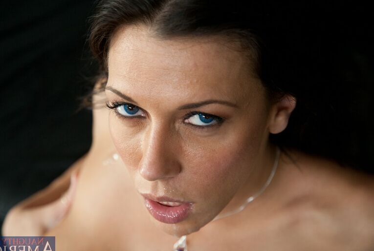 16P Rachel Starr con grandes tetas adora las pollas grandes en el porno duro en realidad.