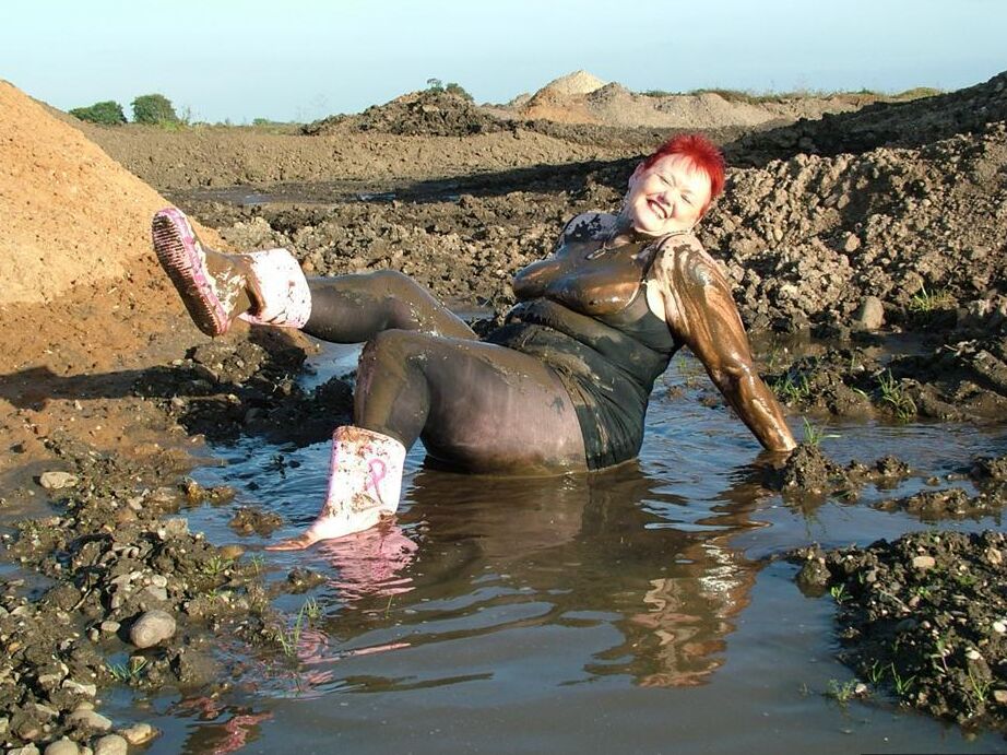 20P Ruiva madura Valgasmic Exposed cobre seu corpo gordo na lama