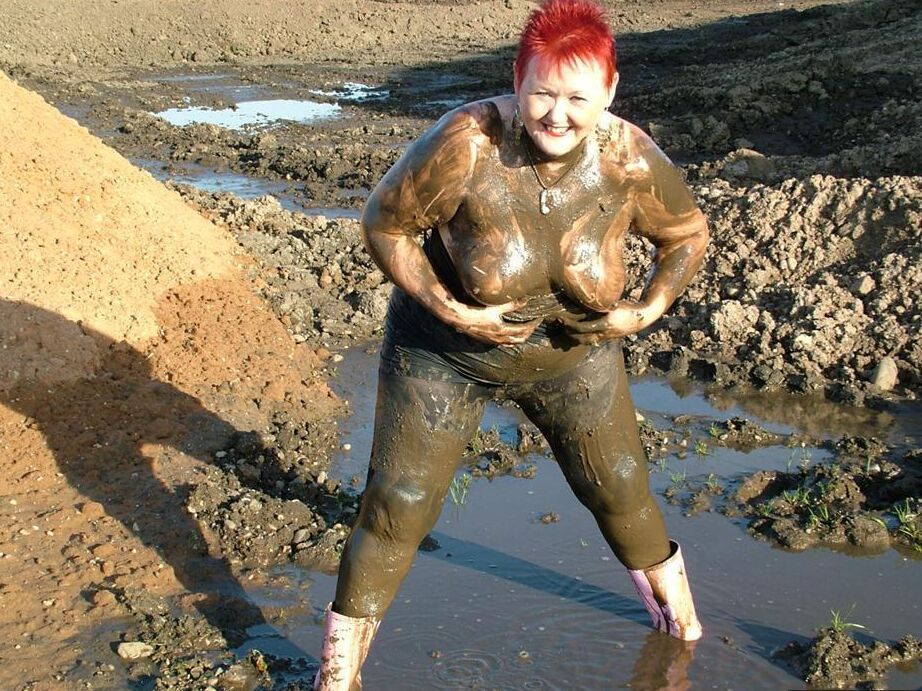20P Ruiva madura Valgasmic Exposed cobre seu corpo gordo na lama