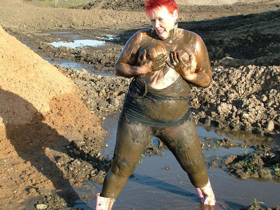 20P Ruiva madura Valgasmic Exposed cobre seu corpo gordo na lama