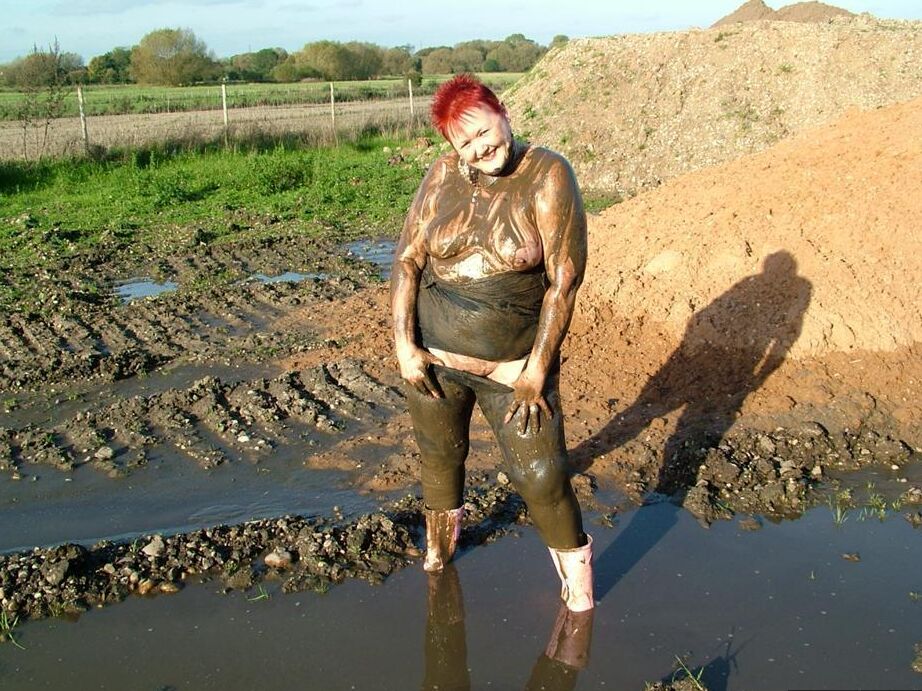 20P Ruiva madura Valgasmic Exposed cobre seu corpo gordo na lama
