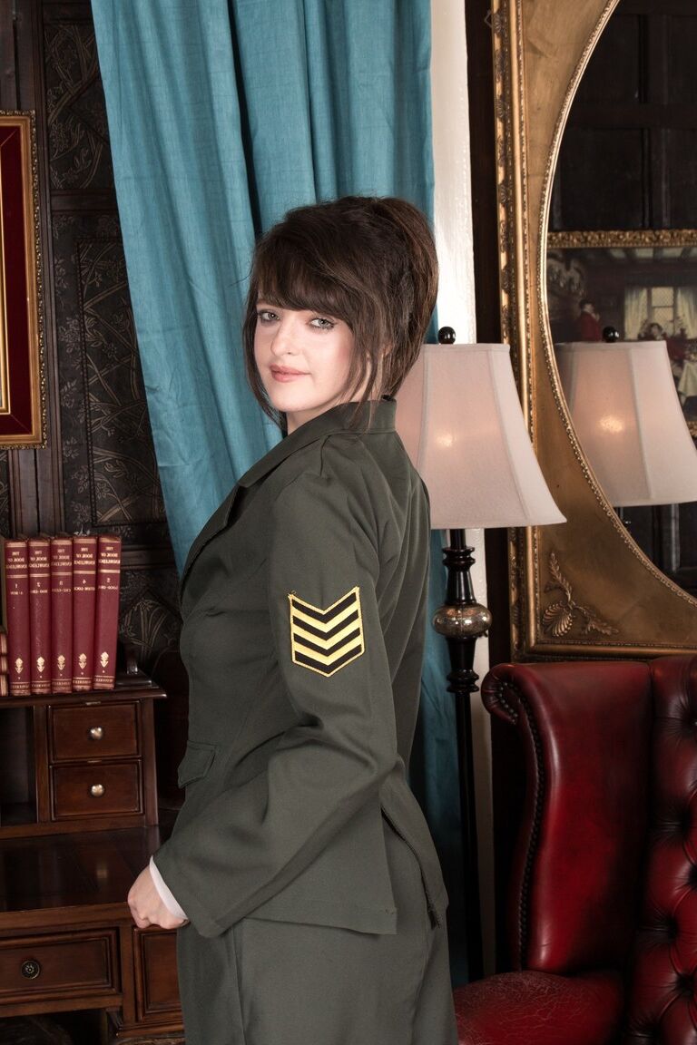 17P La morena Kate Anne se quita el uniforme, muestra sus grandes tetas y su hermoso arbusto