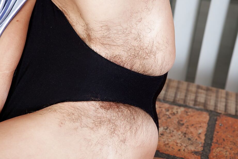 16P Impresionante madura Eva abriendo las piernas y provocando su peludo coño
