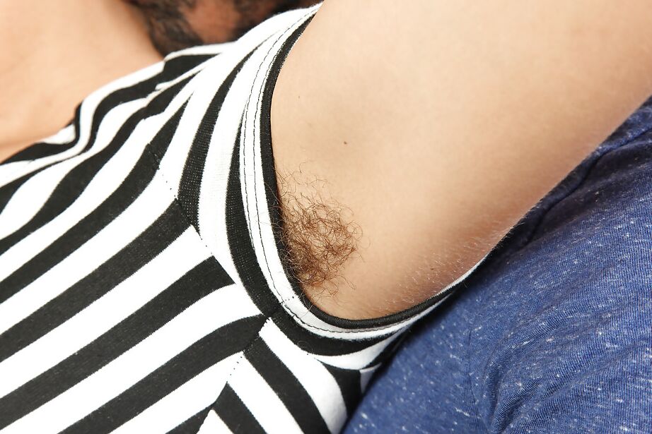 16P La hirsuta amateur Sable Renae recibiendo una corrida interracial en una vagina peluda