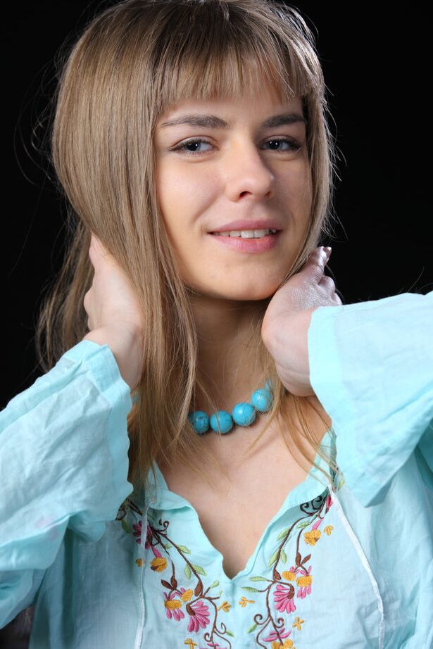 18P Linda menina adolescente Lalovv Uma despir-se para espalhar glamour nu