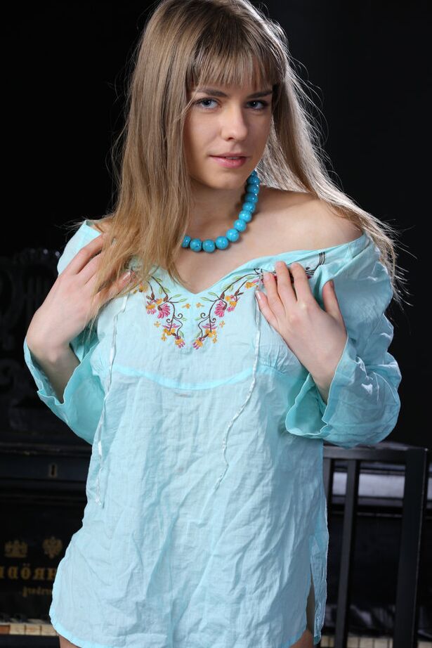 18P Linda menina adolescente Lalovv Uma despir-se para espalhar glamour nu