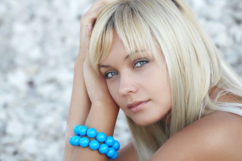 16P La chica rusa solitaria Lada modela desnuda al aire libre entre las rocas