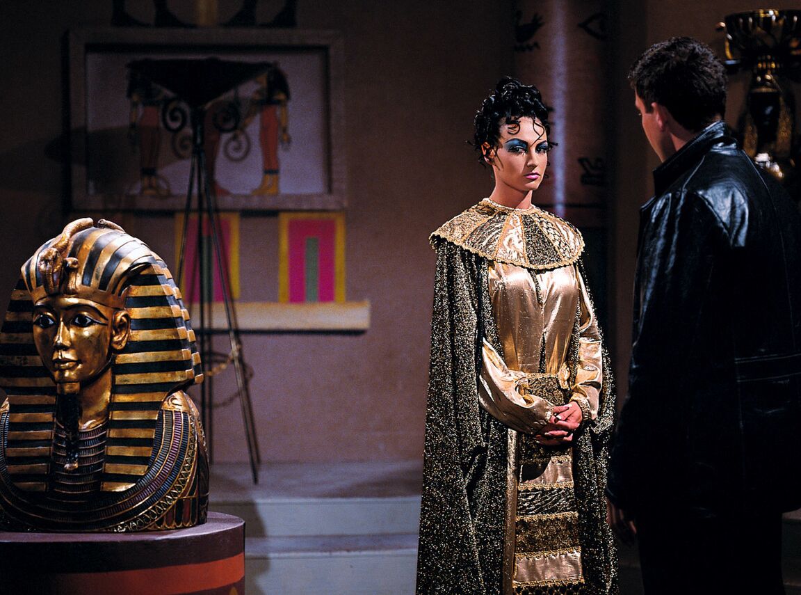 13P Dirty Cleopatra profite d'une orgie romaine torride sous tous les angles