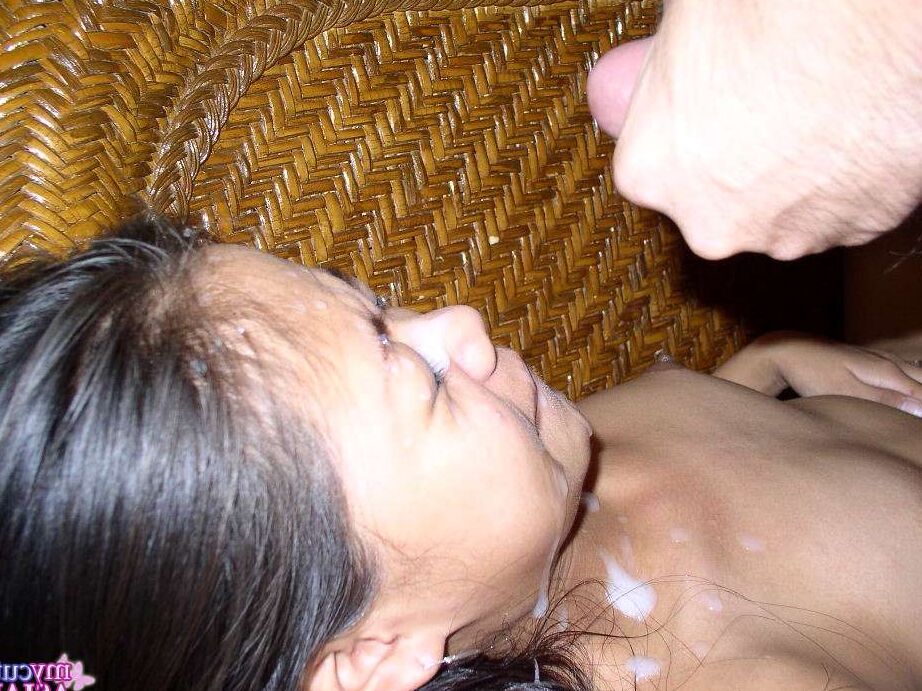 16P Amadora asiática fecha os olhos durante uma gozada depois do sexo com seu amante