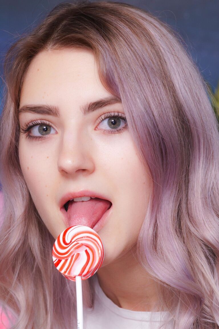 21P Ado aux gros seins avec des bandes de cheveux violets sur ses chaussettes et joue avec sa chatte chauve