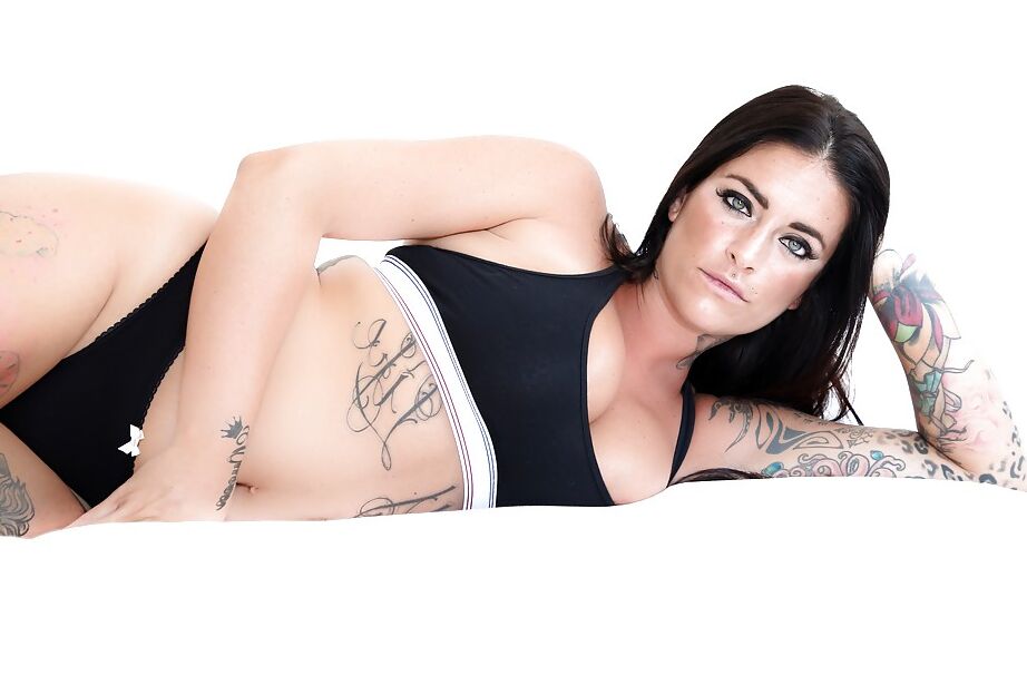 14P Raquel Adan, une fille tatouée et pulpeuse, joue un solo exposant son gros cul et sa chatte chauve.