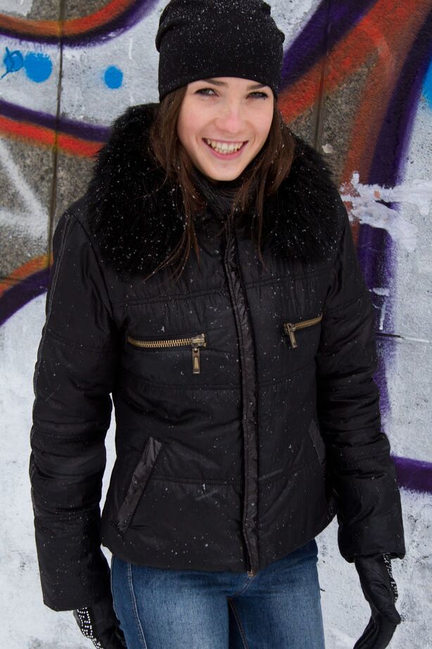 Die 18P heiße Teenie Semmi A enthüllt ihren tollen Körper, nachdem sie an einem kalten Tag hereingekommen ist