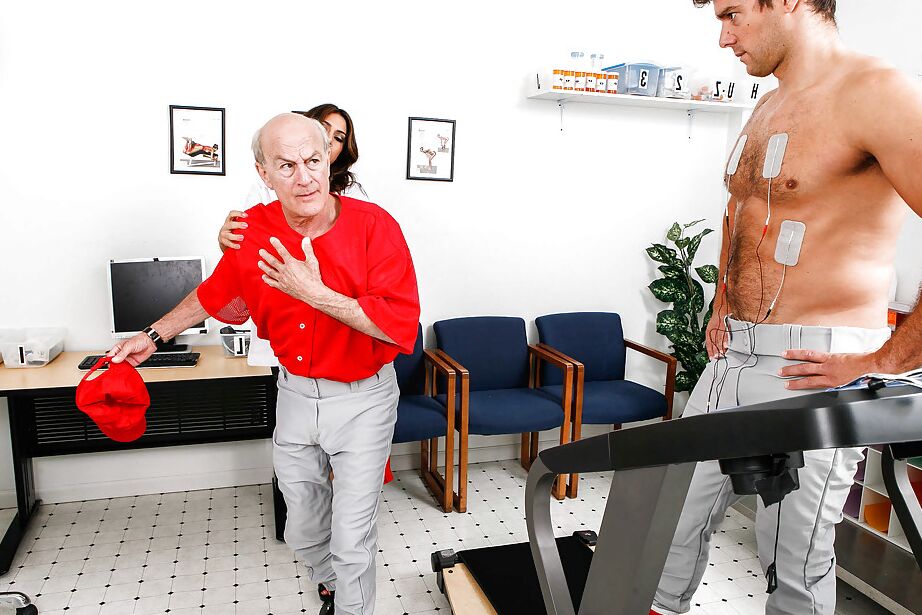 16P Médico gostoso e fumegante com jarros grandes sendo fodido hardcore e facializado