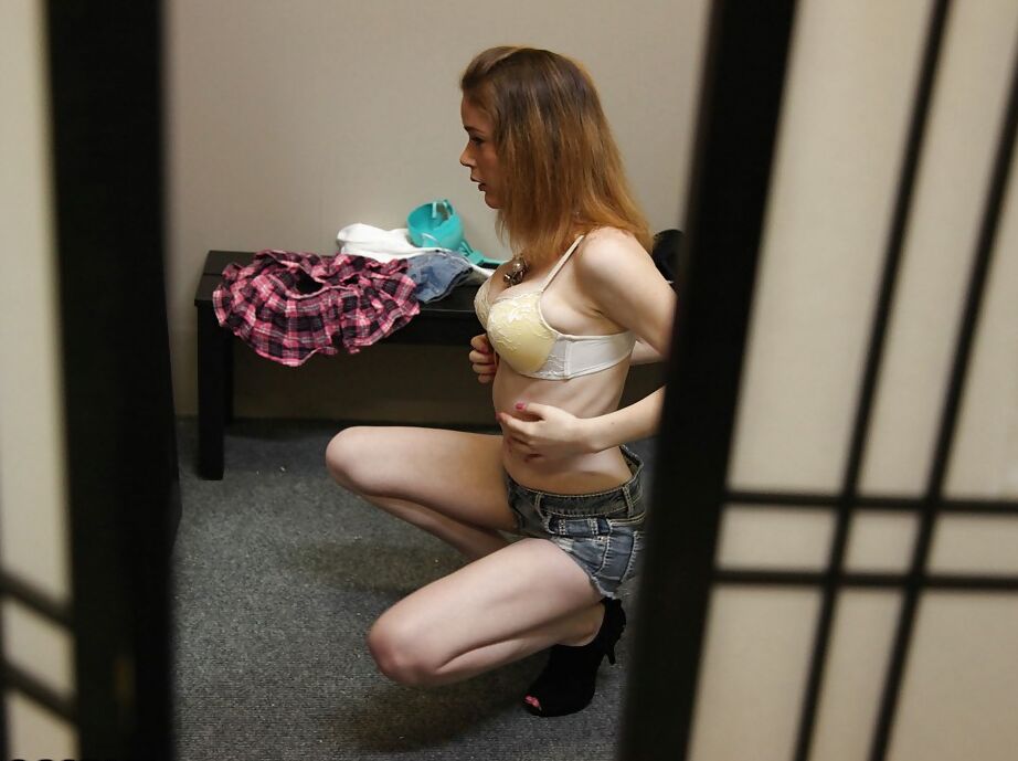16P Fotos espía de la joven Penny Brooks desnudándose en la habitación del motel