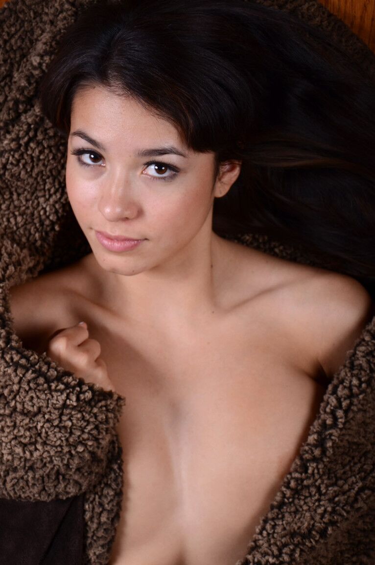 Josie Ann, une jeune latina 16P, modèle complètement nue pendant une action en solo.