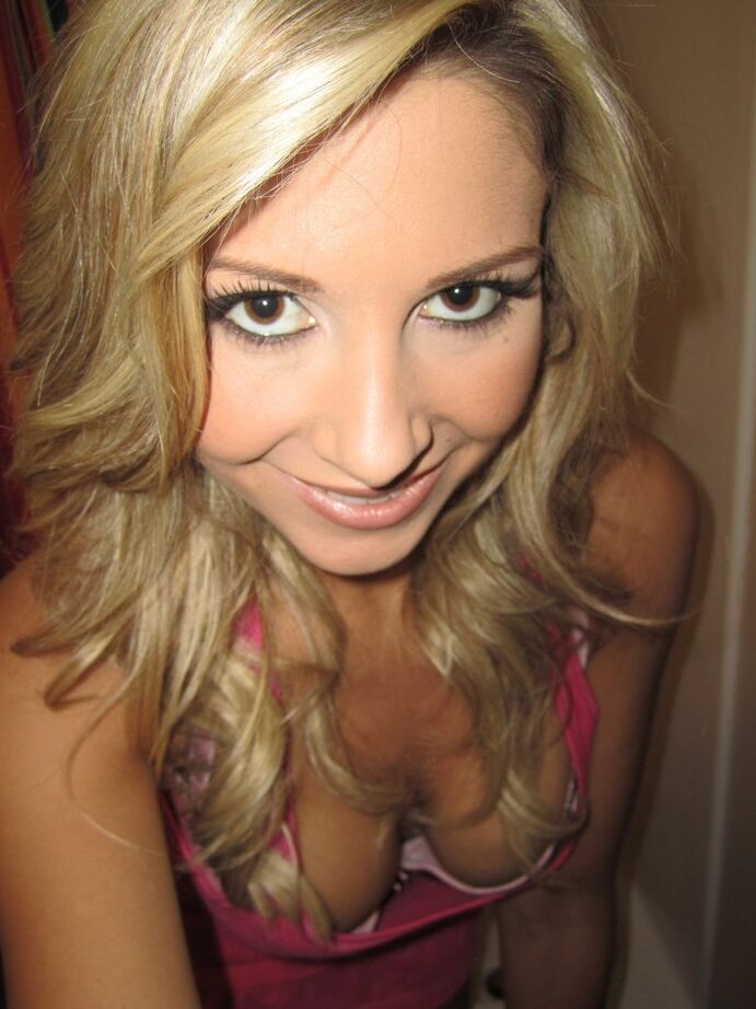 16P Novia rubia Natalie Vegas mostrando sus nuevas tetas en el asiento del inodoro