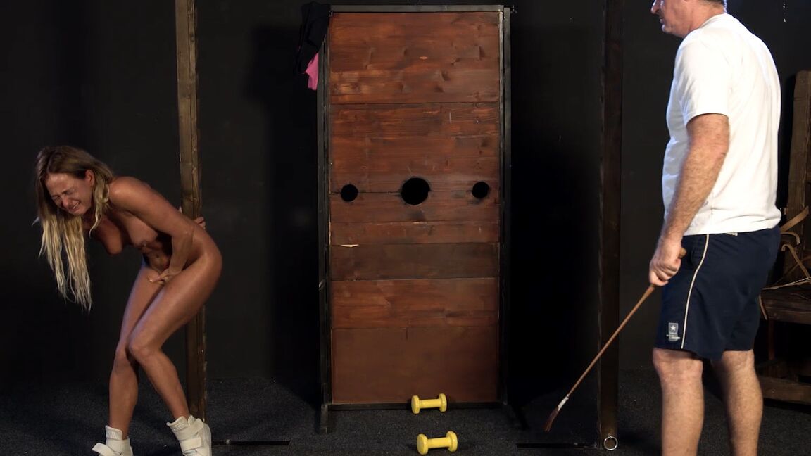 21P 巨乳熟女が BDSM ハンドラーにマンコを鞭打ちされながら泣く