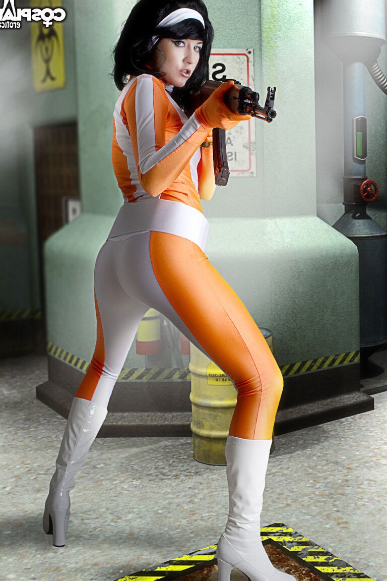 12P Cate No One Loves Forever nacktes Cosplay