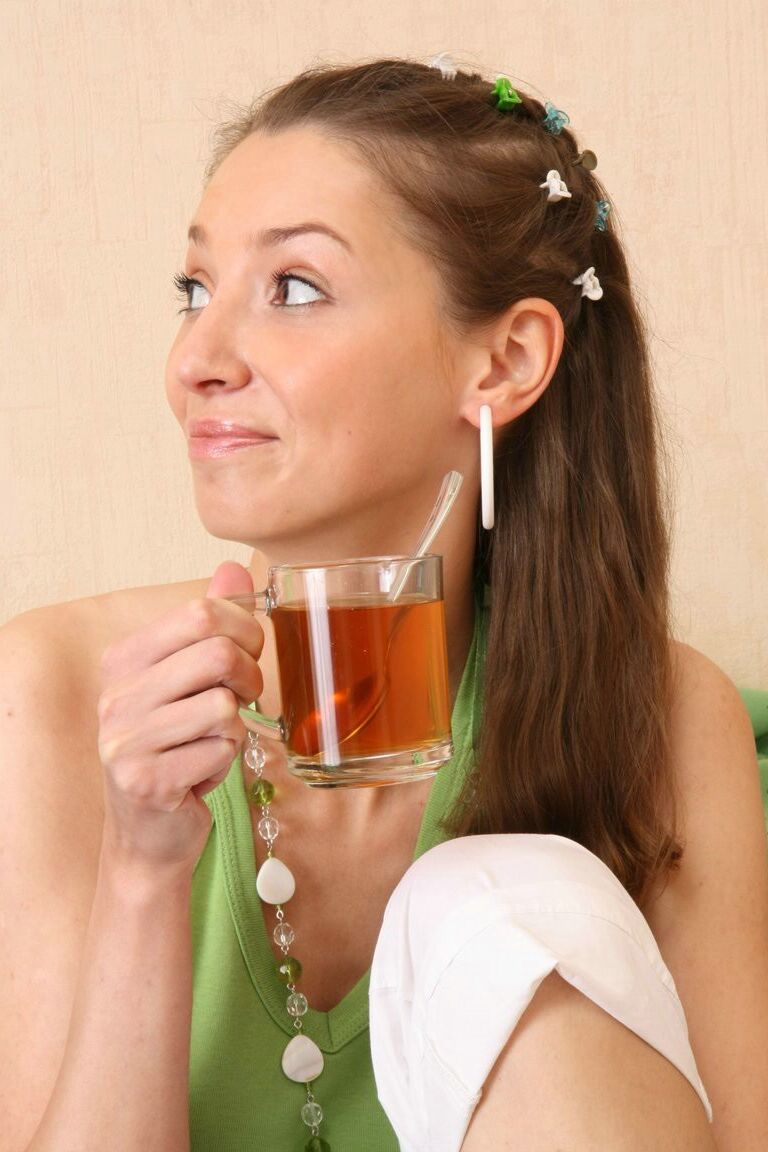 15P Une ado solo laisse tomber sa culotte blanche alors qu'elle se déshabille pour la première fois