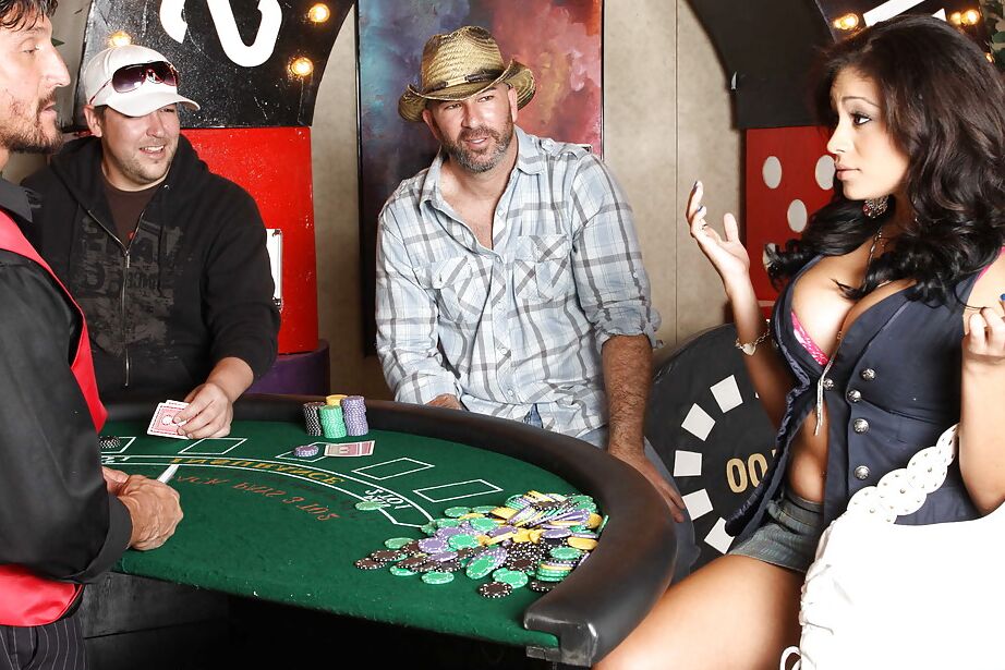 16P Jamie Valentine, une MILF latine aux gros seins, adore se faire défoncer