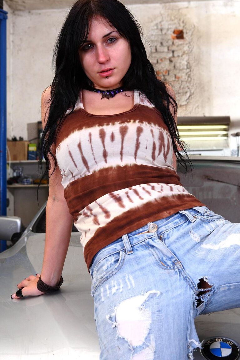 21P 巨乳の黒髪のティーン、ロキシー D がガレージでストリップ