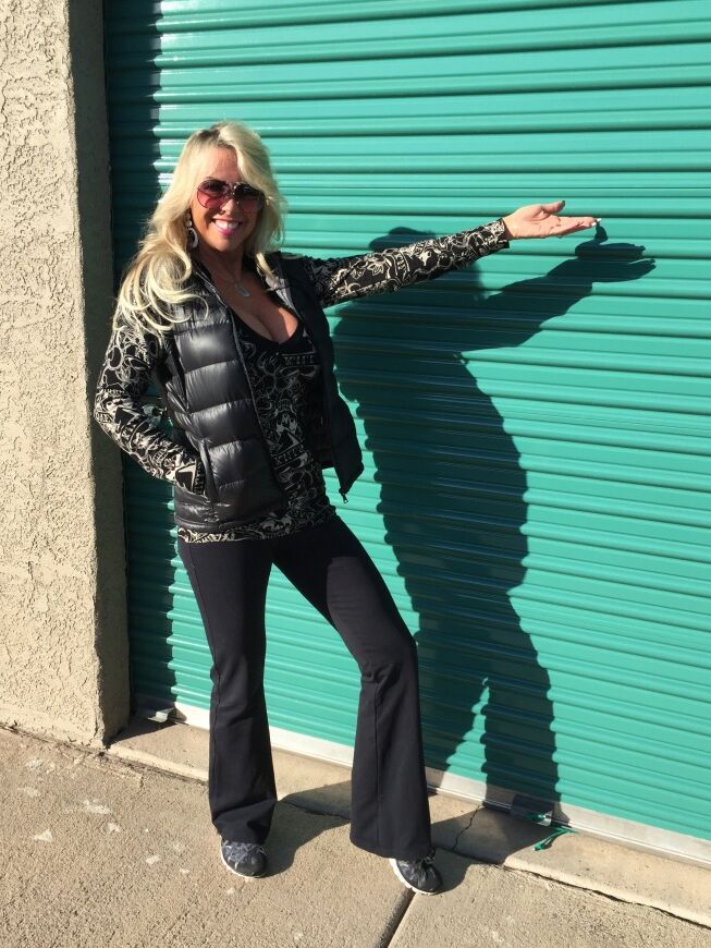 16P La rubia madura Sandra Otterson camina en topless al aire libre tan sexy