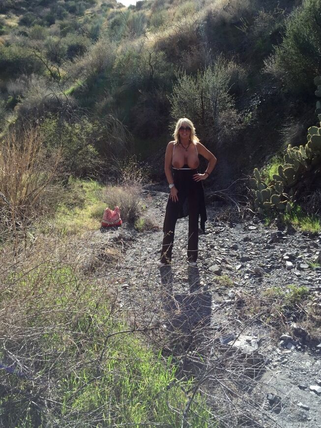 16P La rubia madura Sandra Otterson camina en topless al aire libre tan sexy