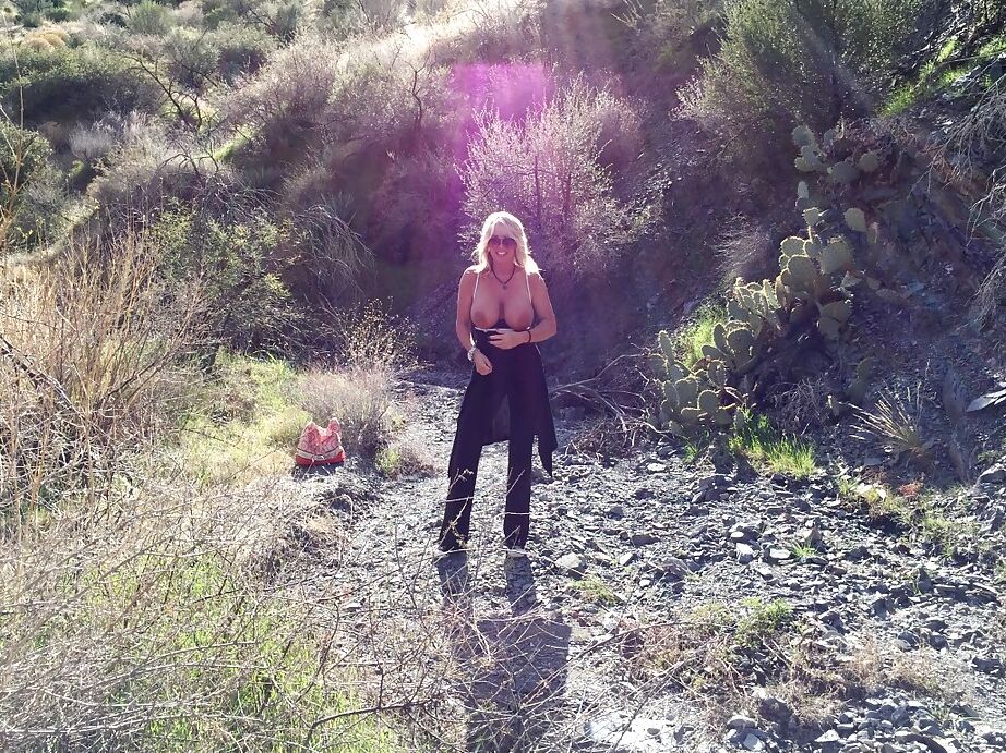16P La rubia madura Sandra Otterson camina en topless al aire libre tan sexy