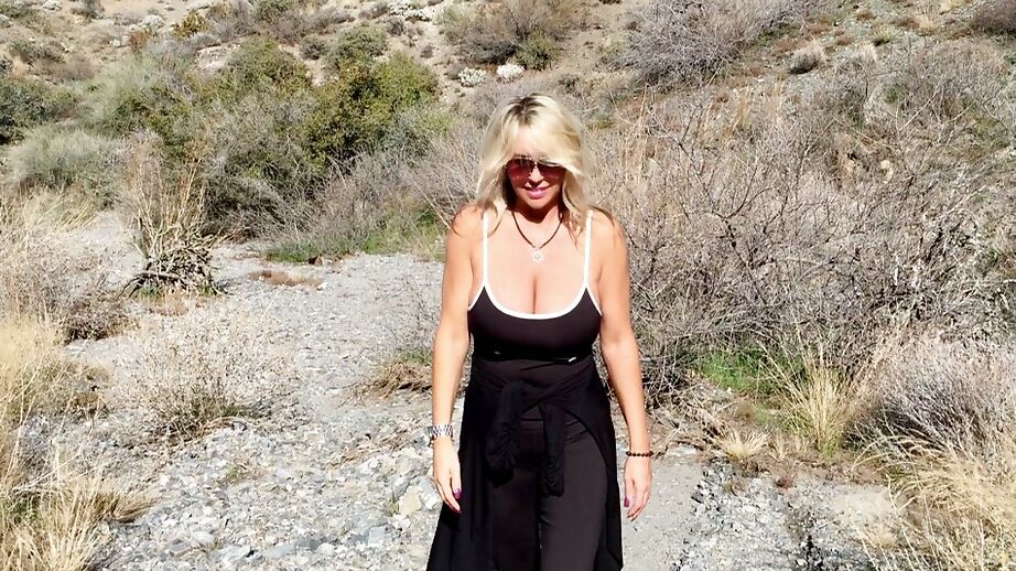 16P La rubia madura Sandra Otterson camina en topless al aire libre tan sexy