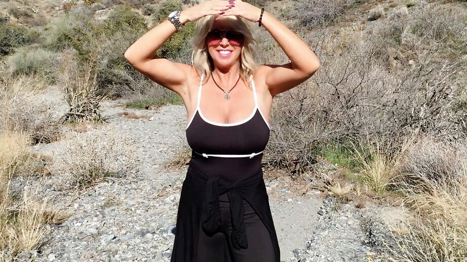 16P La rubia madura Sandra Otterson camina en topless al aire libre tan sexy