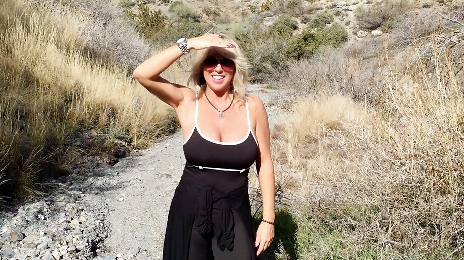 16P La rubia madura Sandra Otterson camina en topless al aire libre tan sexy