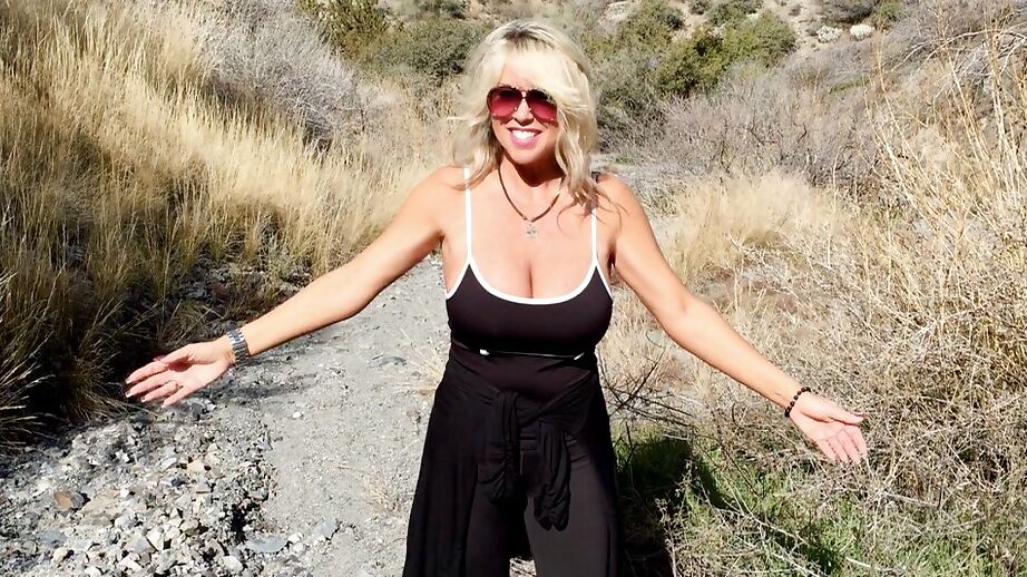 16P La rubia madura Sandra Otterson camina en topless al aire libre tan sexy