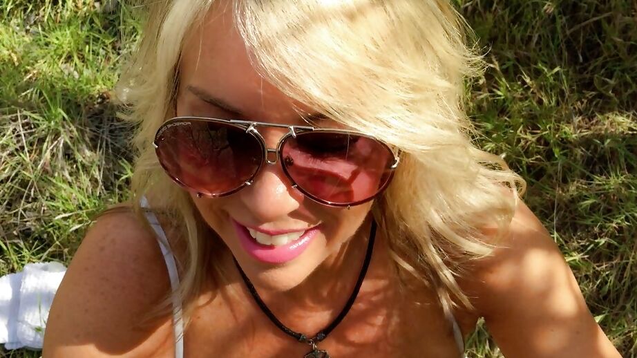 16P La rubia madura Sandra Otterson camina en topless al aire libre tan sexy
