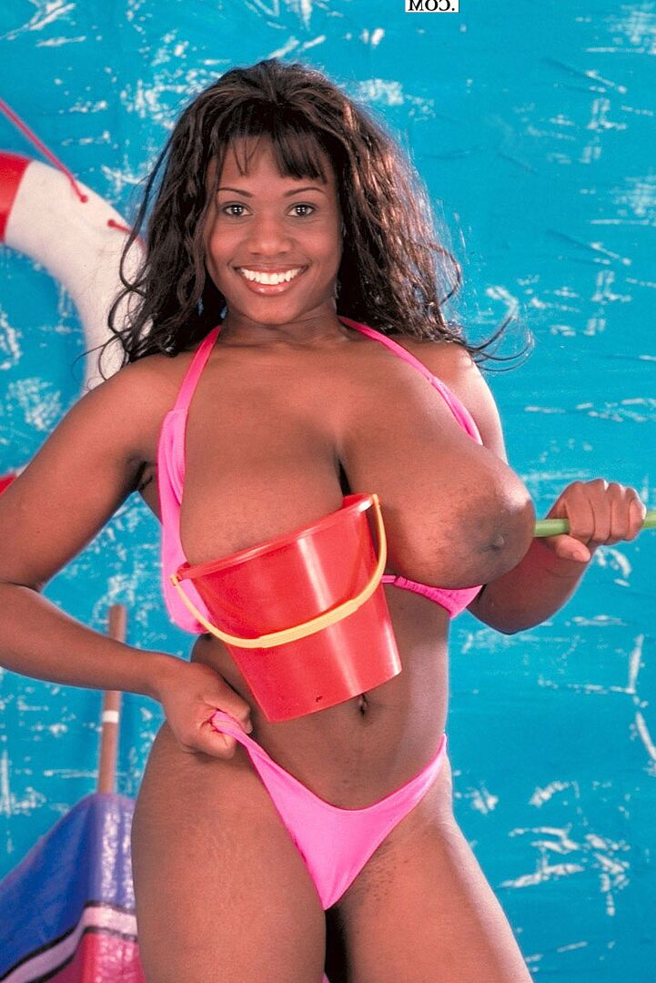 21P La hermosa negra Sammie pierde su sostén y revela sus enormes tetas caídas