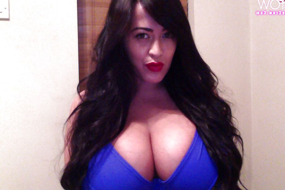 16P Chesty-Pornostar Leanne Crow und ihre roten Lippen machen selbstgemachte Selfies