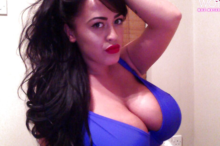 16P Chesty-Pornostar Leanne Crow und ihre roten Lippen machen selbstgemachte Selfies