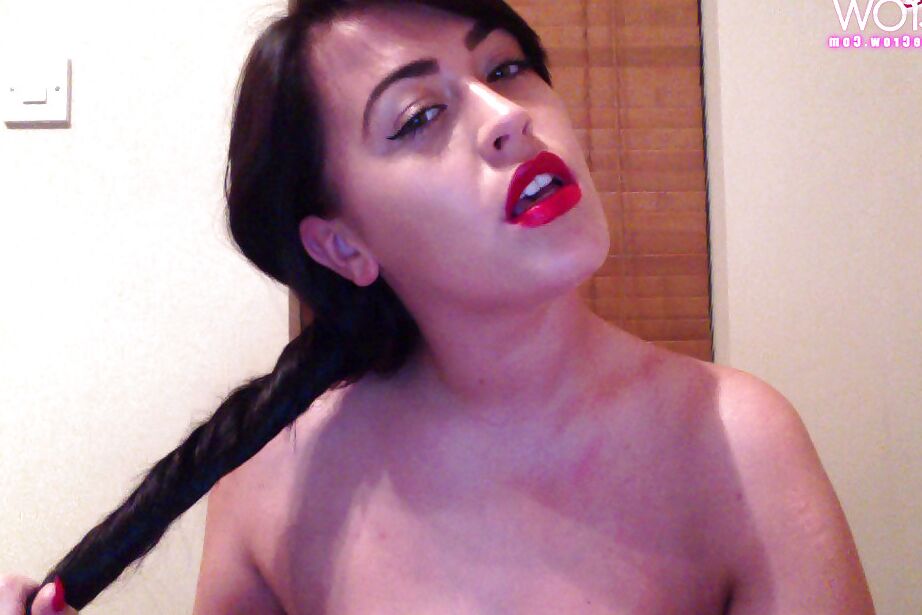 16P Chesty-Pornostar Leanne Crow und ihre roten Lippen machen selbstgemachte Selfies