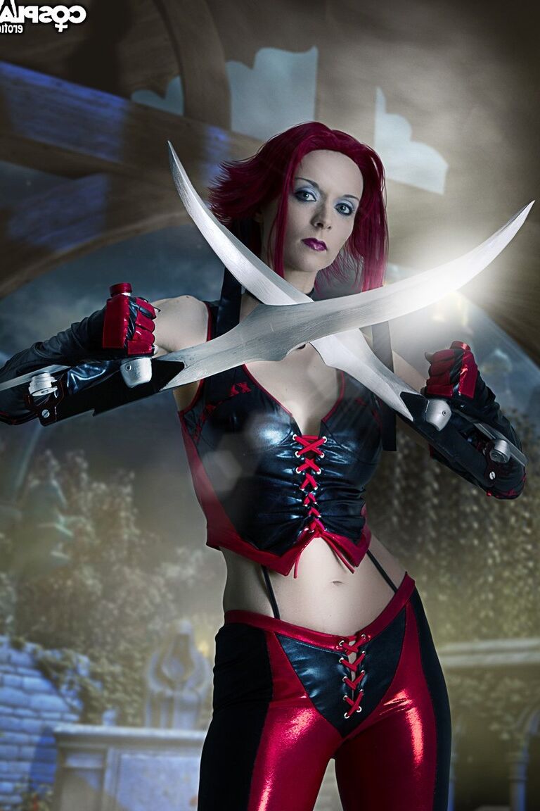 Entusiasta de 12P Cosplay libera seu grande corpo de sua roupa