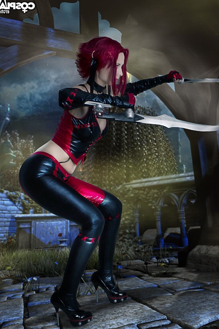 Entusiasta de 12P Cosplay libera seu grande corpo de sua roupa