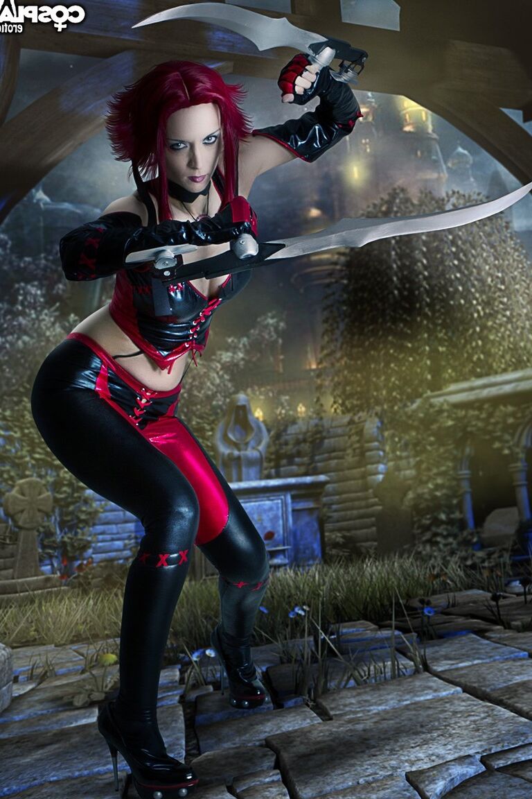 Entusiasta de 12P Cosplay libera seu grande corpo de sua roupa
