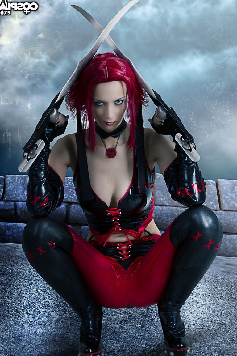 Entusiasta de 12P Cosplay libera seu grande corpo de sua roupa