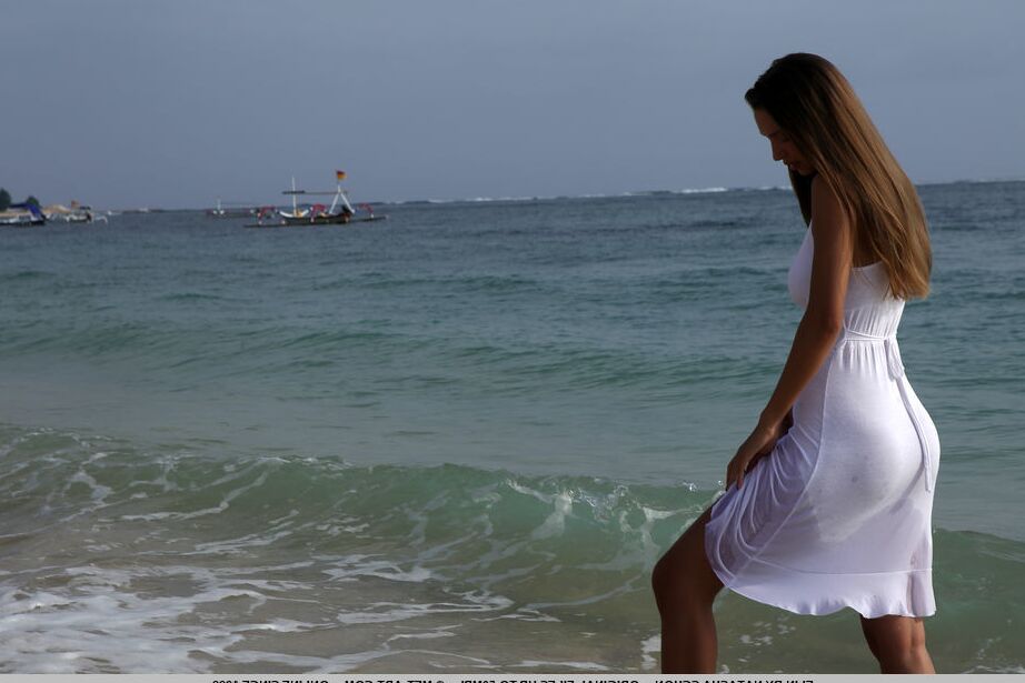 18P A gostosa Elin cobre seu lindo corpo com areia enquanto fica nua na praia