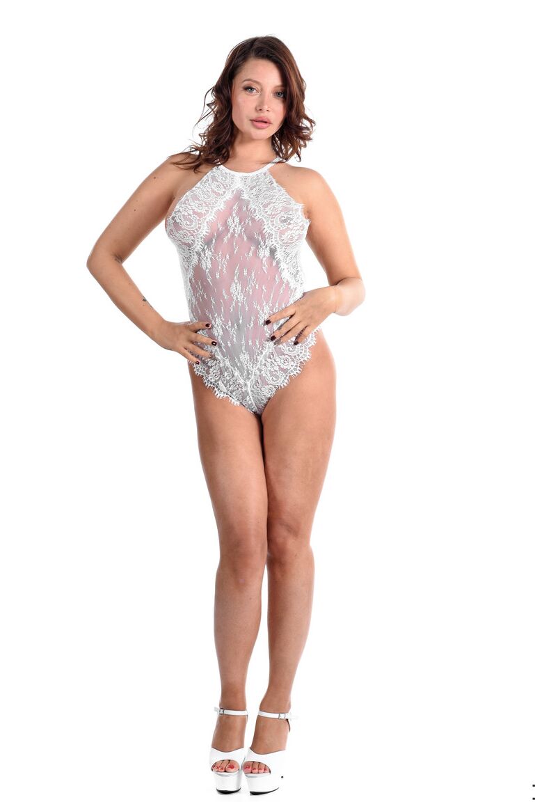 15P A peituda Anna Polina tira a lingerie de renda antes de se masturbar com um brinquedo