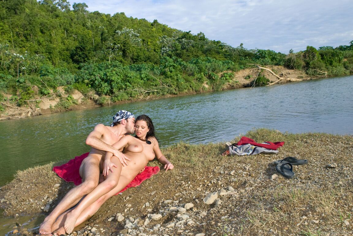 La estrella porno 16P Tera Bond se lleva el coño a la boca mientras está de vacaciones en Puerto Rico