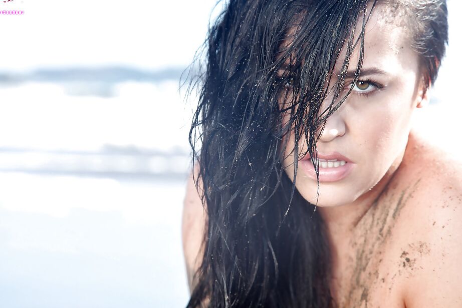 16P Chesty morena pornstar Leanne Crow expondo enormes hooters na praia