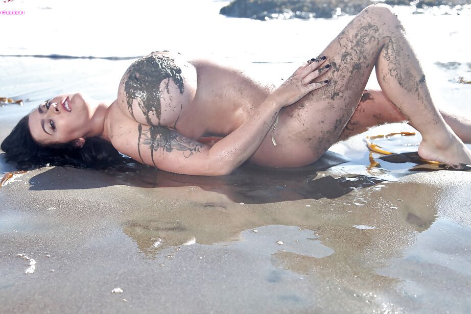 16P Chesty morena pornstar Leanne Crow expondo enormes hooters na praia