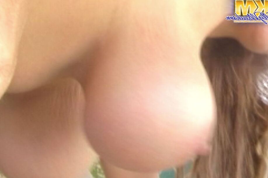 17P MILF tetona Kelly muestra sus enormes tetas naturales