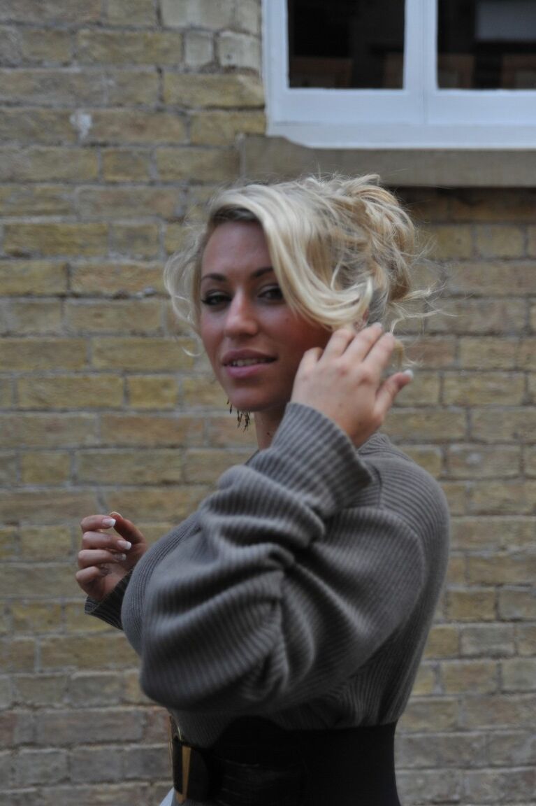 A modelo 12P Glamour Kate expõe seus peitos grandes com o cabelo loiro penteado