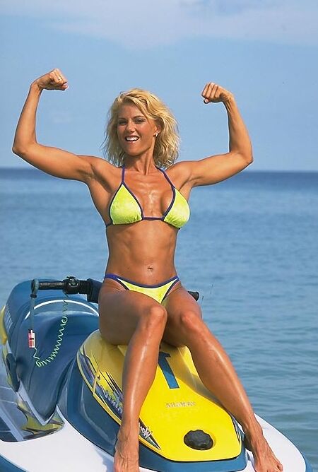 Stephanie Metzdorf, mannequin blonde de fitness, pose en bikini au sommet d'un jet ski.